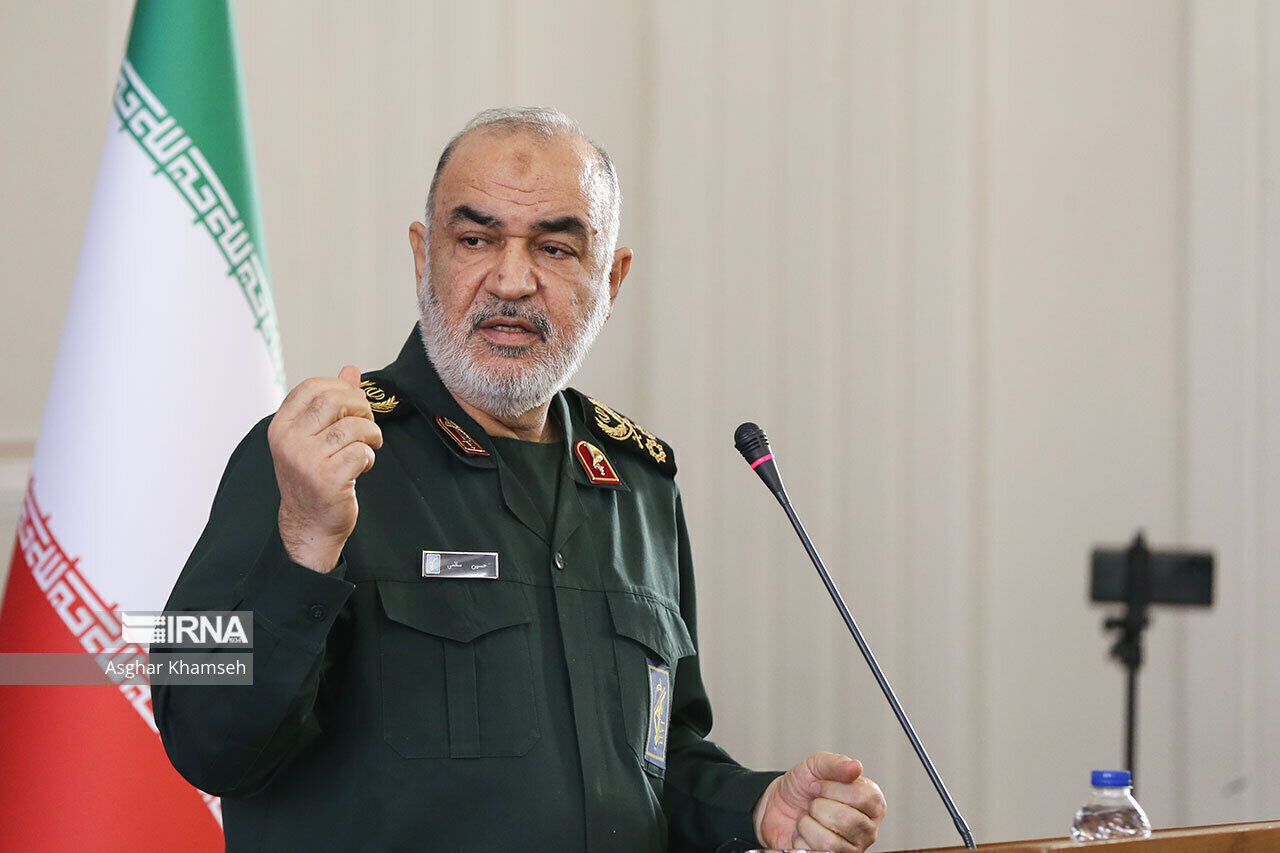 سردار سلامی: جوانان امدادگر، قهرمانان بی‌نظیر/ ملت ایران، نشانه‌ای از قدرت شکست‌ناپذیری!
