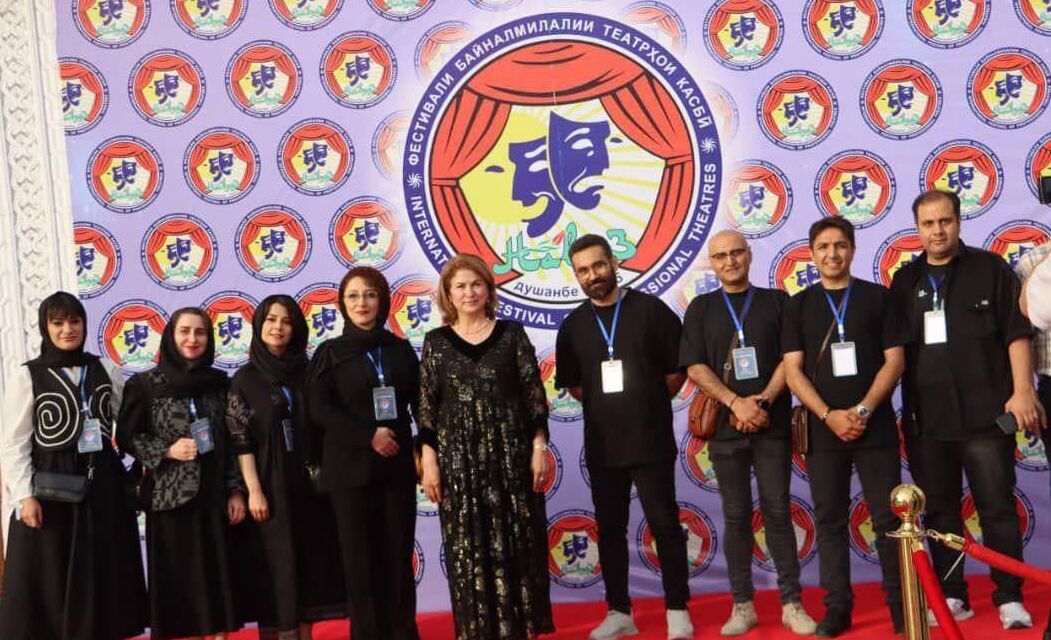 هنرمندان ایرانی با سیاه‌پوشی در جشنواره تئاتر تاجیکستان جنجال به پا کردند!