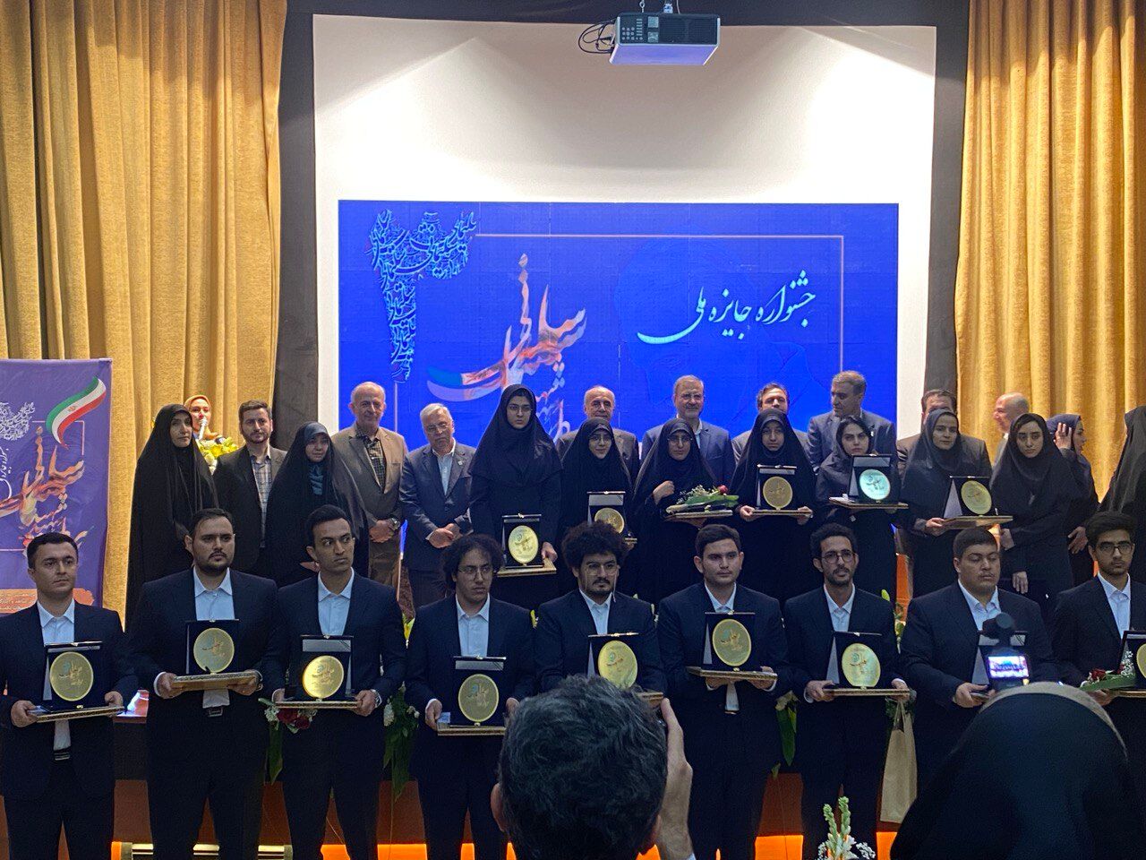 ۲۶ دانشجوی برتر ایثارگر که بدون سهمیه کنکور، قله‌های موفقیت را فتح کردند!