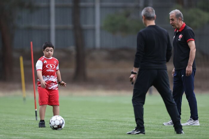 دو کودک در تمرین پرسپولیس: علیپور در نقش دروازه‌بان! + عکس و فیلم جنجالی