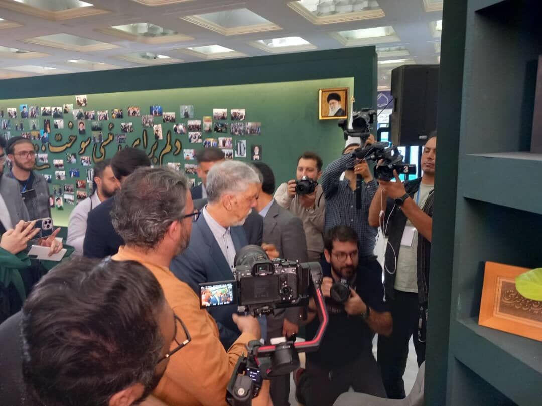 بازدید جنجالی وزیر فرهنگ از غرفه شهید رئیسی! معرفی سامانه‌های نوین نهاد کتابخانه‌ها با حواشی داغ + فیلم