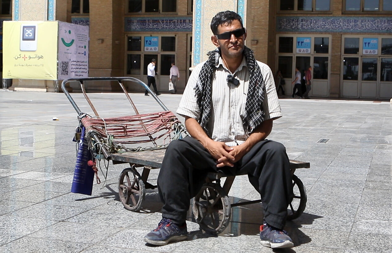 عنوان جنجالی: «باربرهای نمایشگاه کتاب: فریاد خاموش وضعیت نابسامان به گوش مسئولان می‌رسد + فیلم»