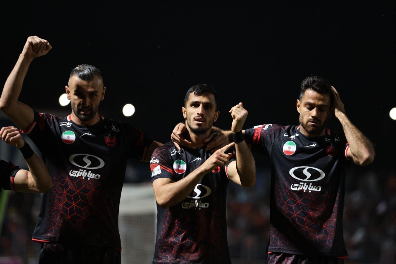 پرسپولیس با پیروزی قاطع 3-0 بر مس رفسنجان، چشم‌آن‌ها به شکست سپاهان و فتح سهمیه لیگ قهرمانان!