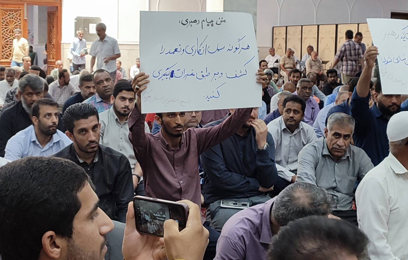 دانشجویان بسیجی در نماز جمعه بندرعباس: فریاد خواسته‌های جمعی درباره انفجار مرموز اسکله شهید رجایی!