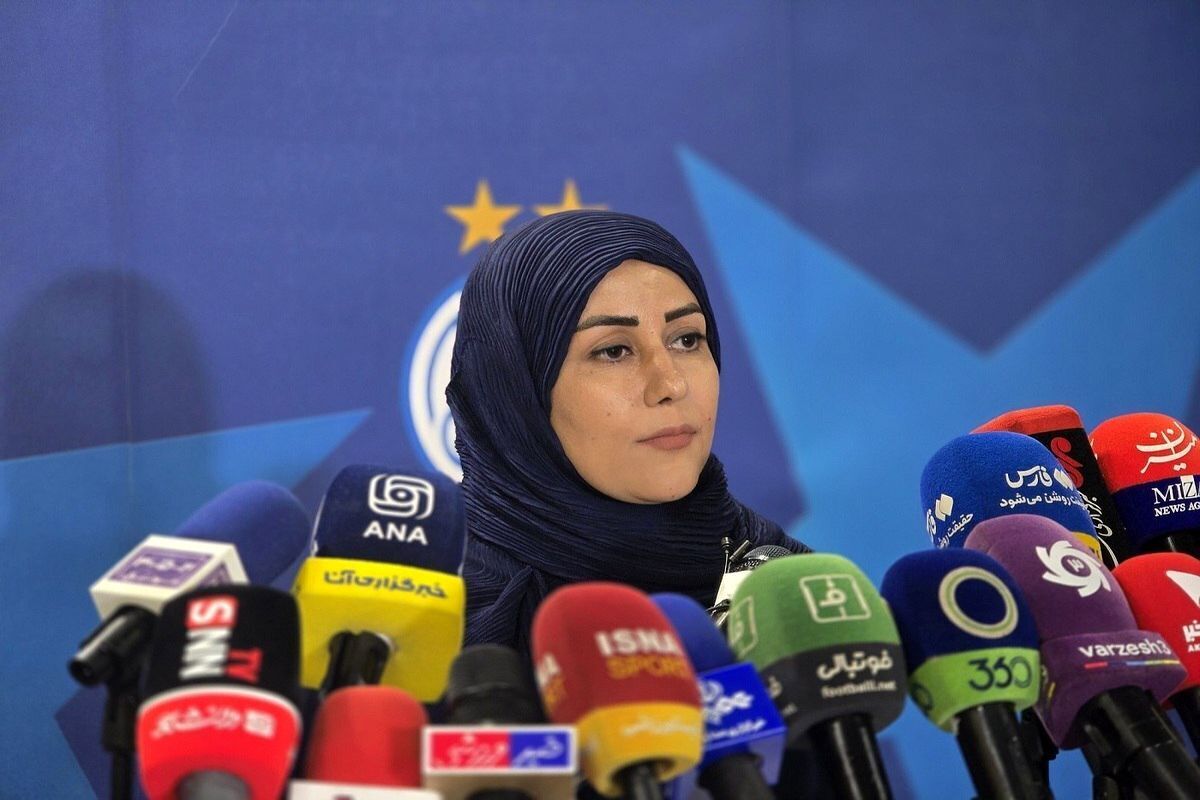سخنگوی استقلال: آذری جهرمی، شیر موز بخور و از تماشای بازی استقلال لذت ببر!