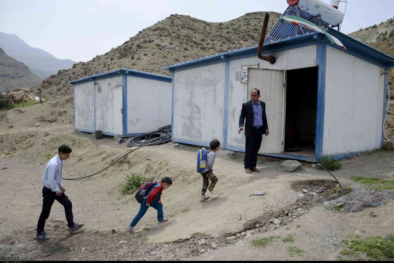 تحصیل دانش‌آموزان ۱۹ روستای شهرستان صحنه کرمانشاه در کانکس: واقعیتی تلخ در آموزش! + فیلم